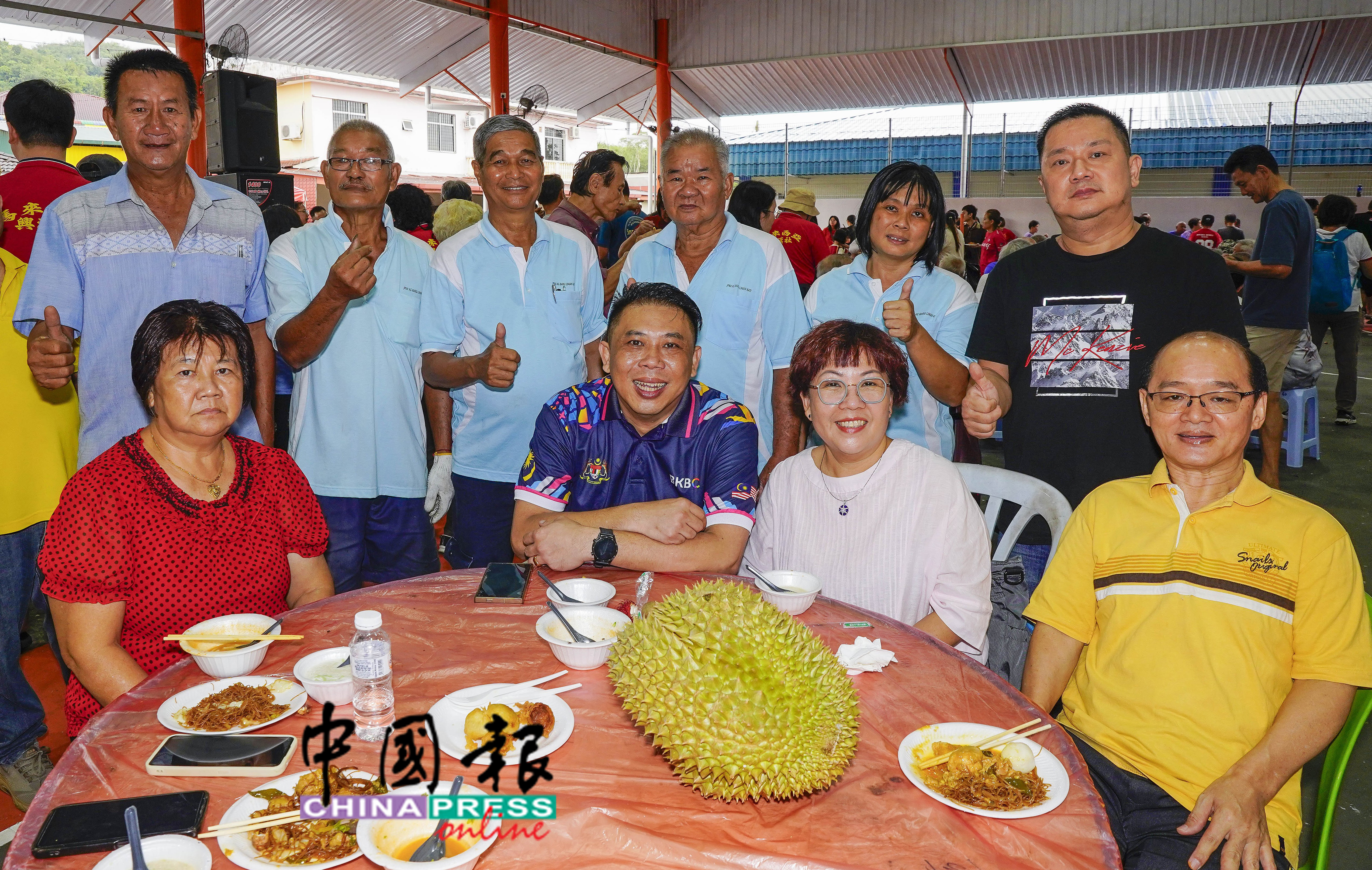 梁德汶（后排右4）促明年加大贊助推广名种榴槤；前排右起为林福财、下霹雳新村发展官王贤勛及江沙新村发展官扬承凯、后排左2起利民加地村委理事韩玉生、罗福传（左4起）、潘美云及江沙市议员李宗新。