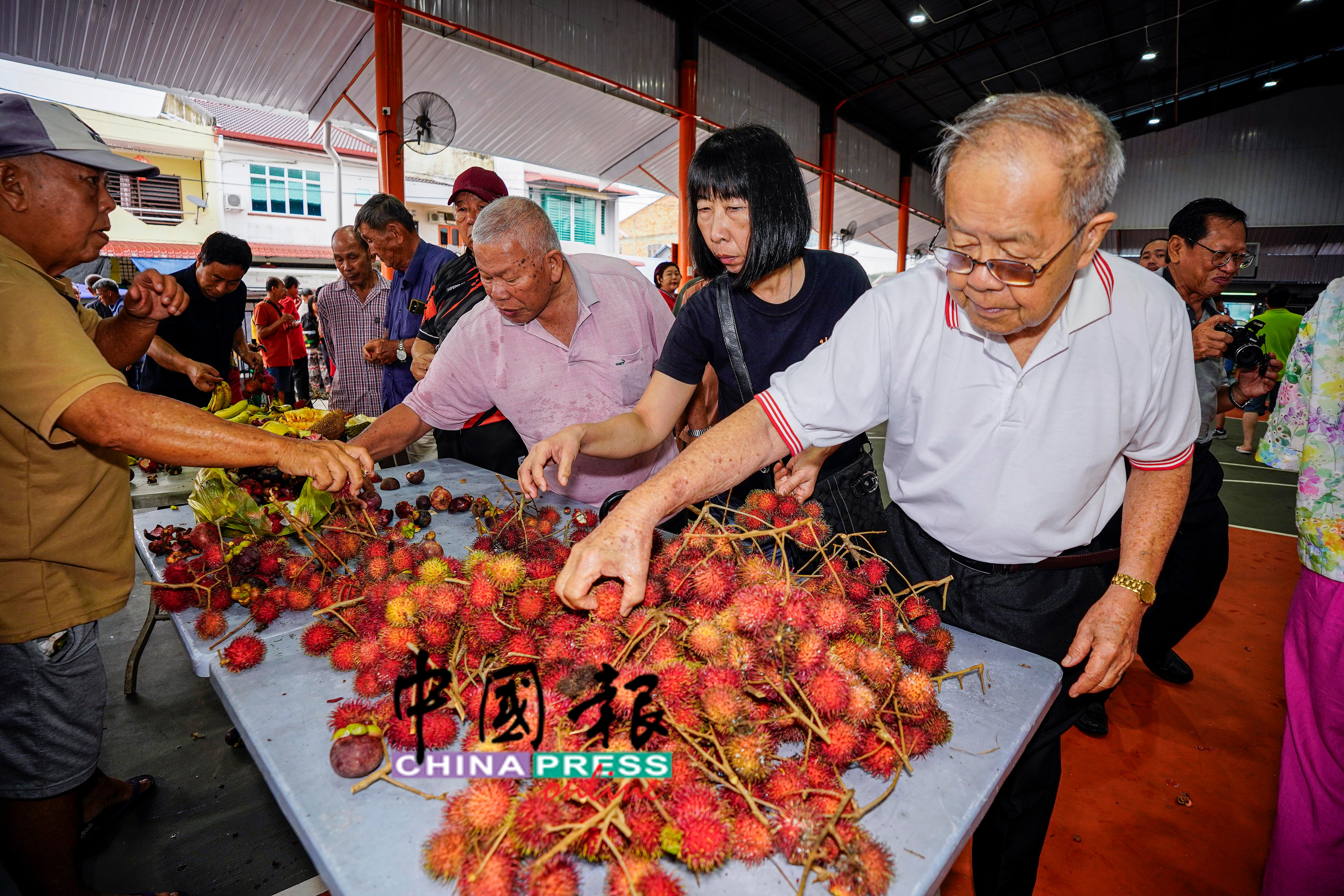 一些人对榴槤不感兴趣，只对红毛丹与山竹更感兴趣。