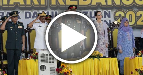 冲上台袭霹苏丹 精神病女遭制伏