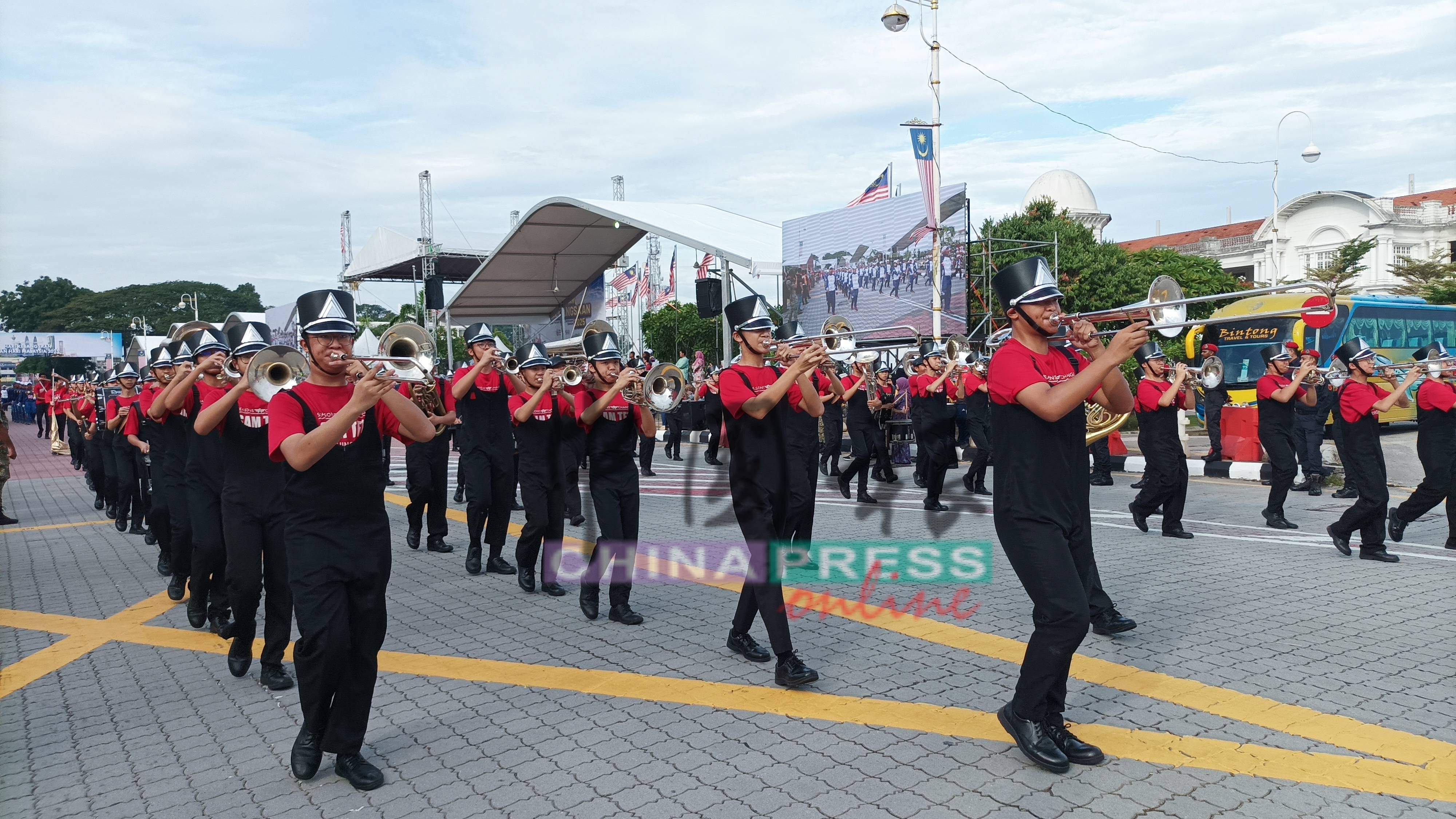 游行队伍步过国庆日检阅台,声势浩大。