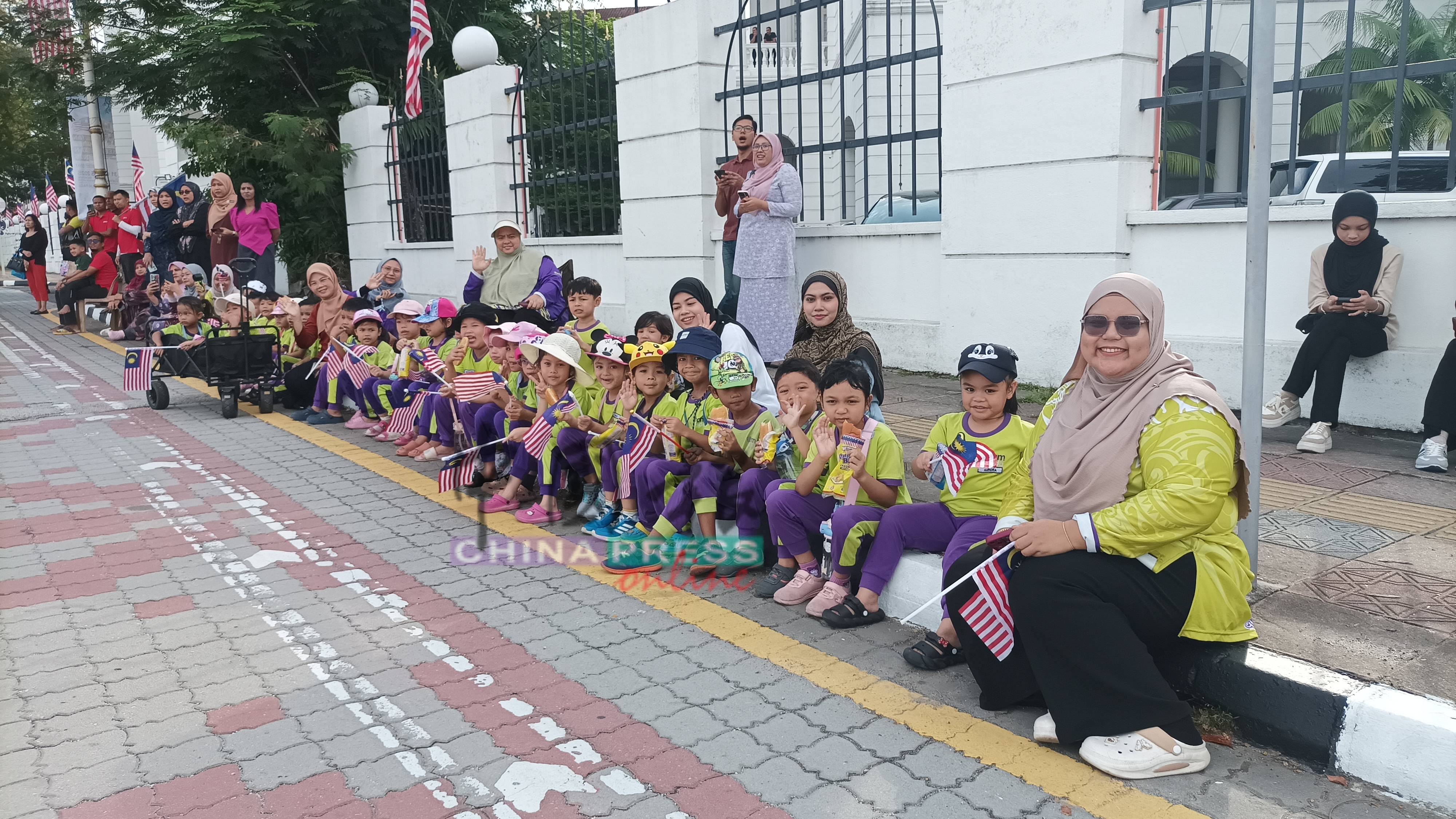 一些幼儿园特地带领2至4岁的幼童观赏国庆日彩排,希望从小培养他们的爱国精神。