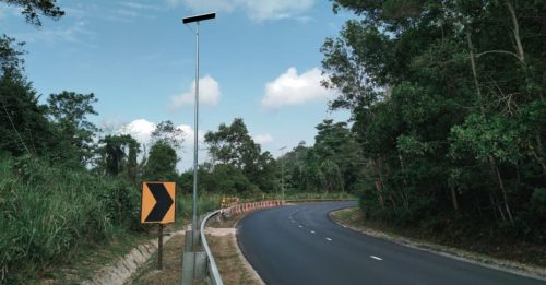 大学生巴士翻覆｜亡羊补牢！提升东西大道路况 安装太阳能路灯