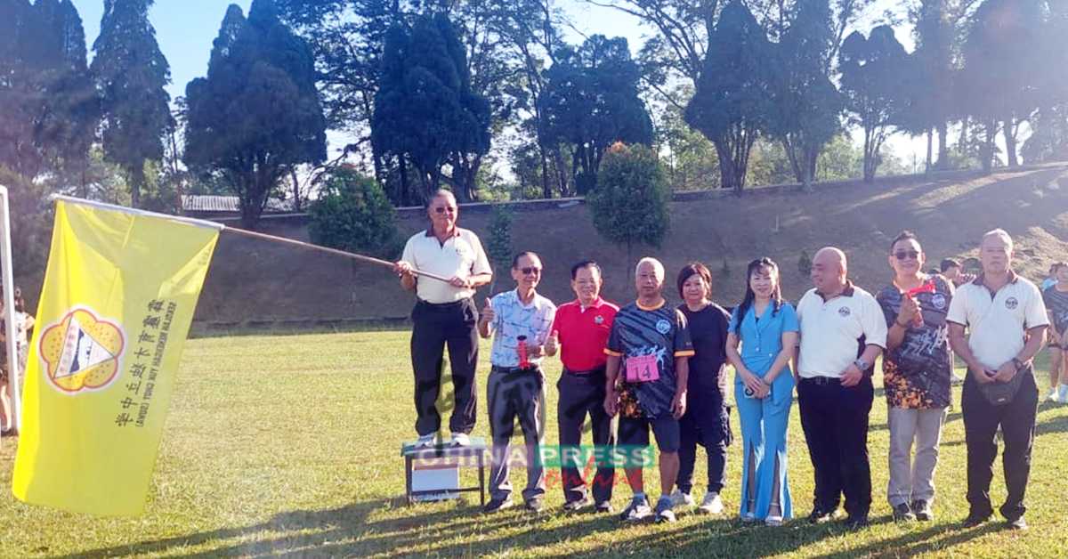 吴国芳（右）在嘉宾陪同下，为高中女子组主持挥跑礼；左起为吴国芳丶黄伟生丶陈金灼丶黄亚珠丶刘慧结丶阮雪碧丶黎镇光丶廖庭方和王英健。