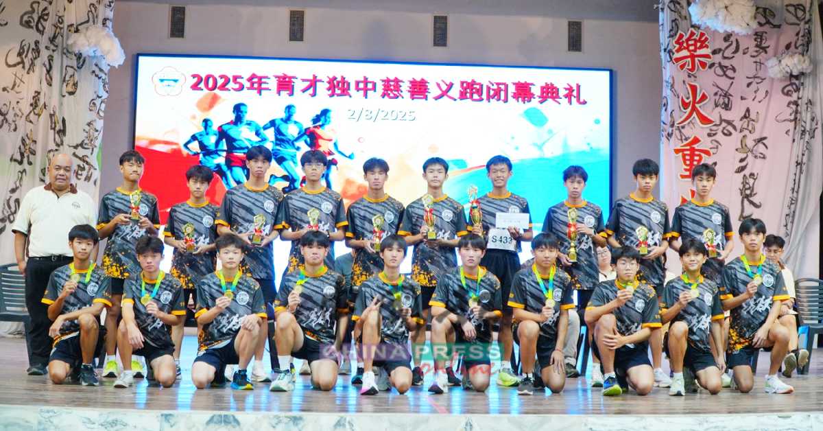 颁奖嘉宾与高中男子组得奖者。