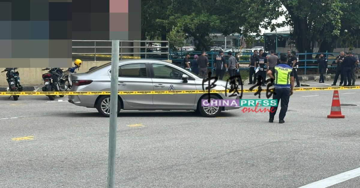 一名身分不详的人士未知因何原因,倒卧在怡保市中心某酒店旁的路边。