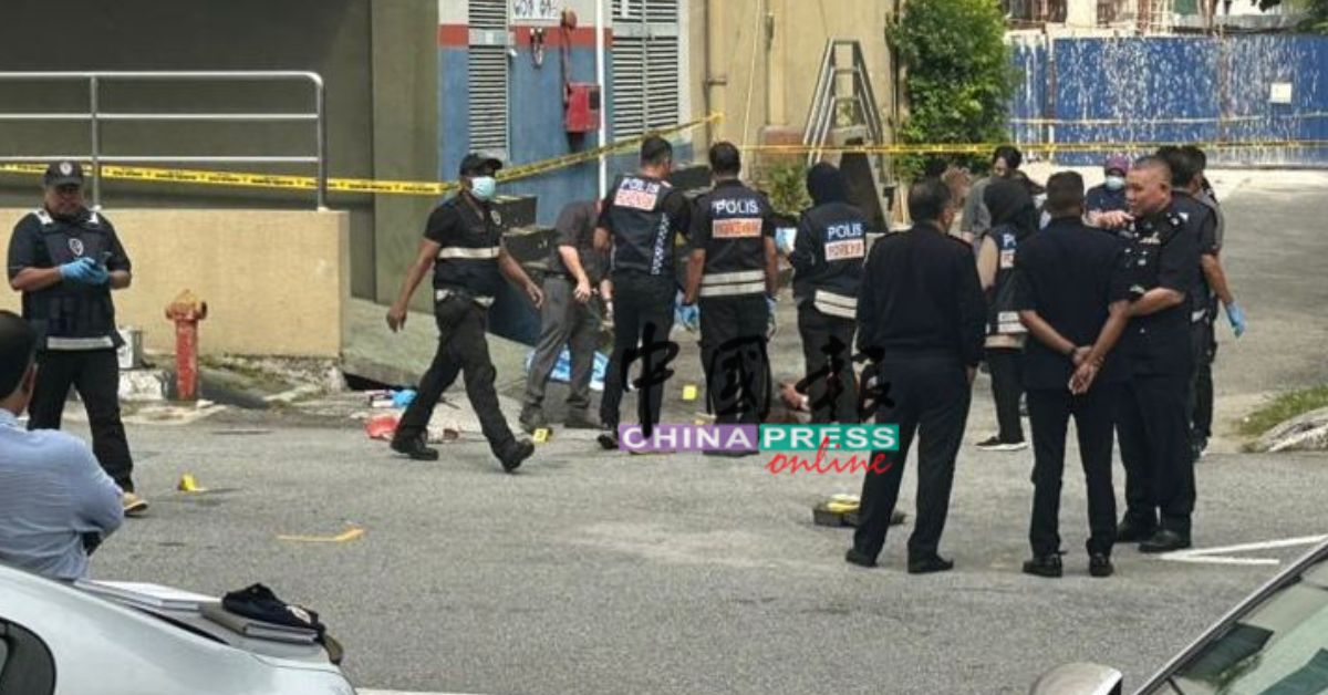 鑑証组人员也正在现场取証及展开调查。