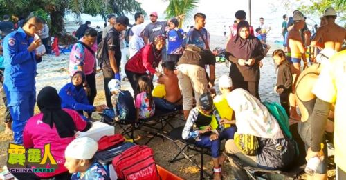 七湾海滩公开游泳赛   40人遭水母螫伤