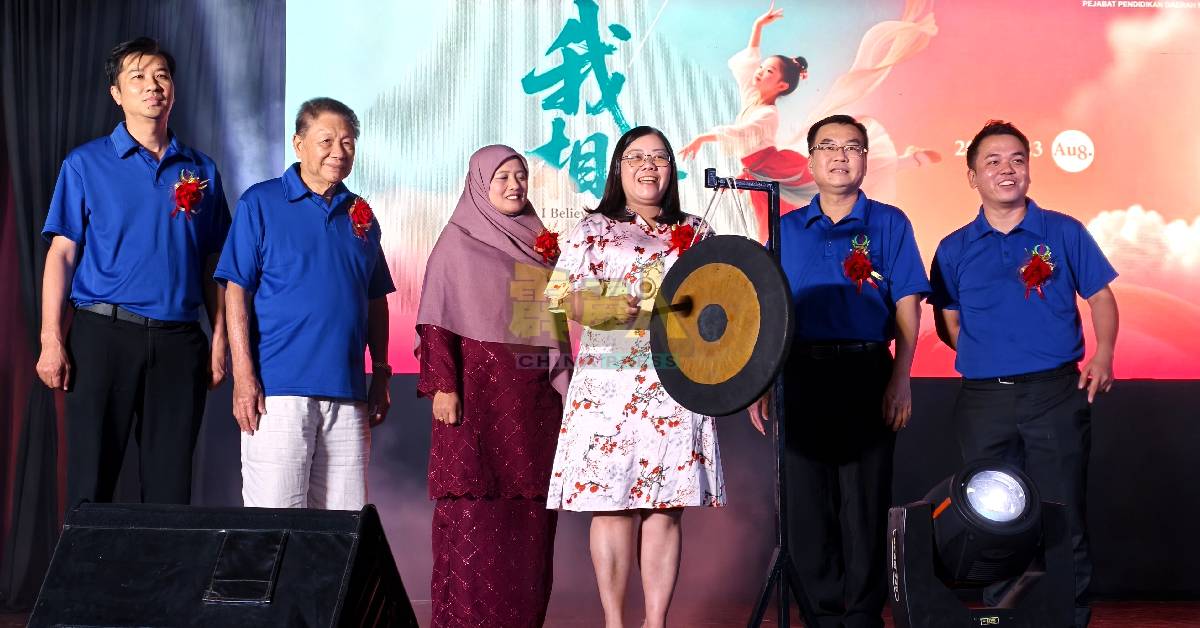 黄渼沄（左4）在陈展豪（左起）、吴启祥、曼绒教育局代表、林子雄（右起）和黄钊波陪同下，主持鸣锣开幕仪式。