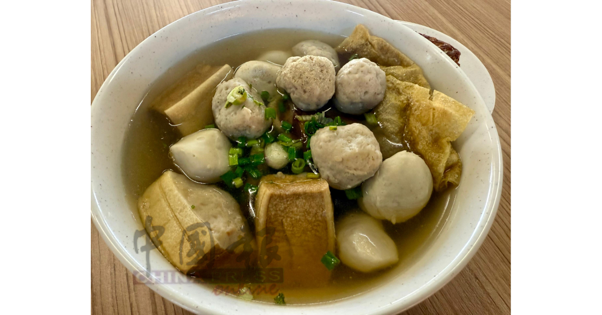 有四大天王之称的酿鱼丸肉丸豆腐及炸腐皮,是新东记鱼丸铺的镇店美食。