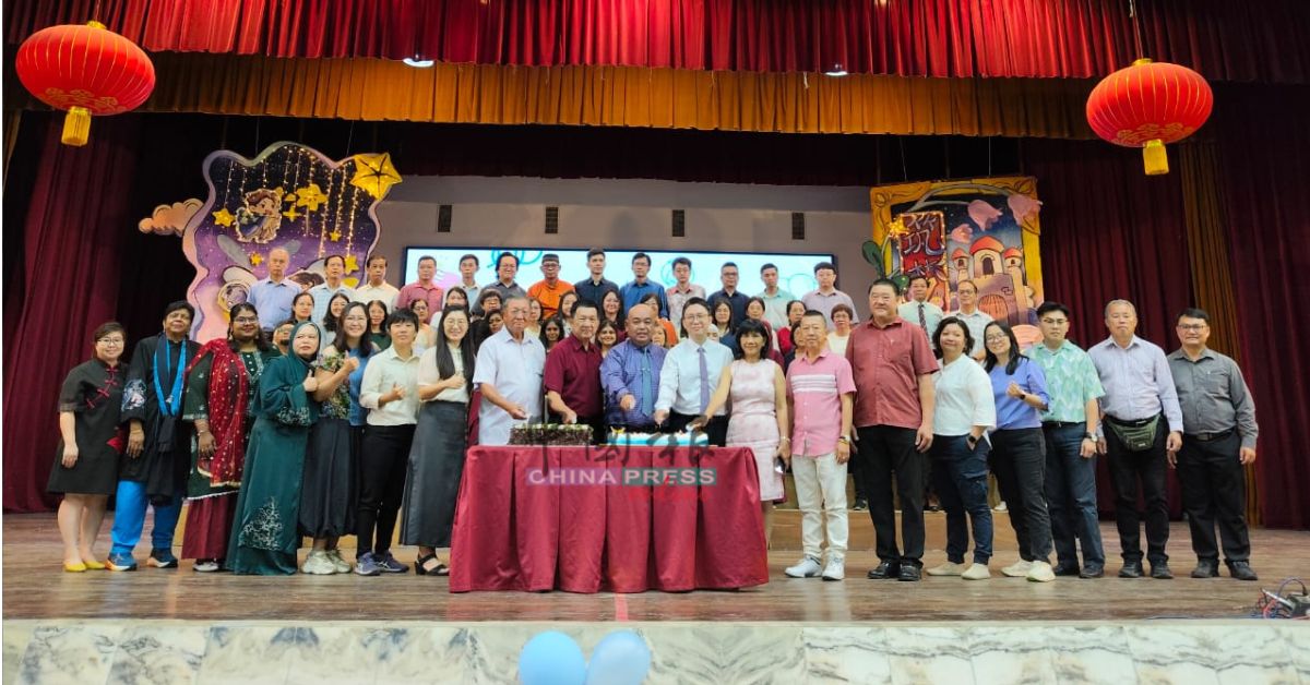 吴国芳(前排左8起)丶黄成朱丶黎镇光等人同下一同切蛋糕庆祝教师节。