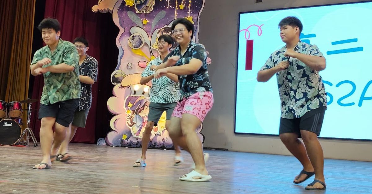 学生在台上表演舞蹈庆祝教师节,感谢老师的教导。