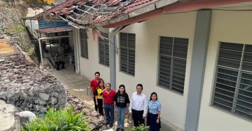 倒树压课室 瓦片掉 雨水落   培元学生挪室上课