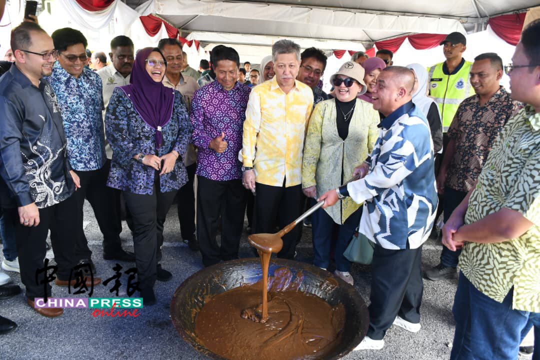 沙拉尼(右2)出席2025年巴西沙叻遗迹活动闭幕典礼,并在现场参与烹饪活动。(国家遗产局)