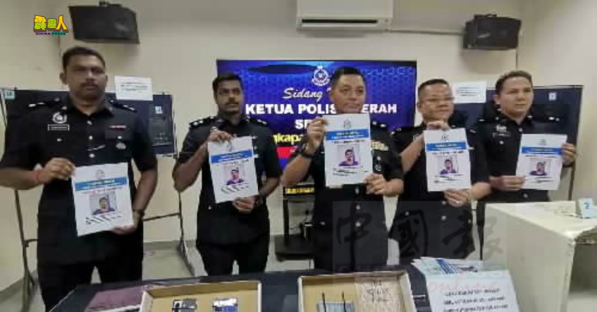 沙鲁丁(中)在警官陪同下,展示爆窃超市的首脑嫌犯,右2为副警区主任陈木华。