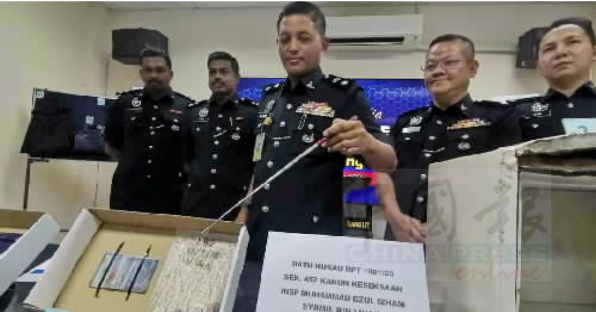 沙鲁丁展示从落网嫌犯起获的纸钞和银角。