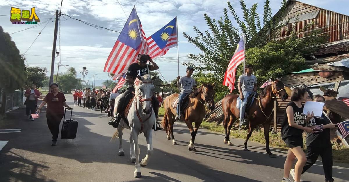 游行队伍在骑士挥着国旗，浩浩荡荡游行，令沉寂的甲板古老大街闹轰轰。