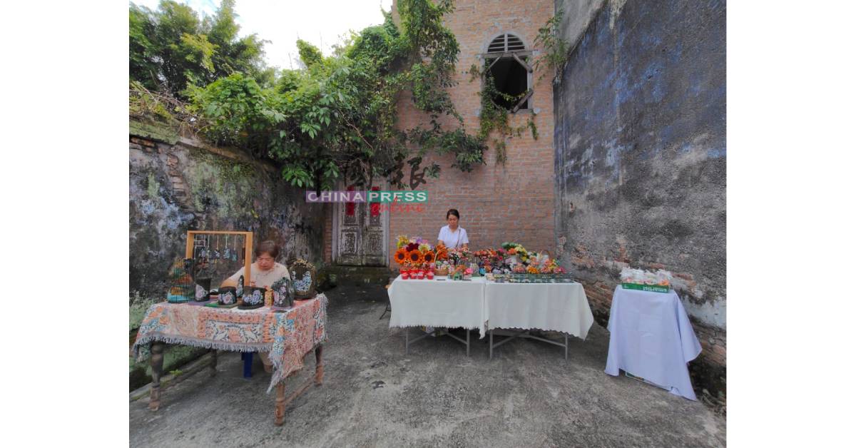 一些手工艺品单位在古迹旁摆摊，别具特色。