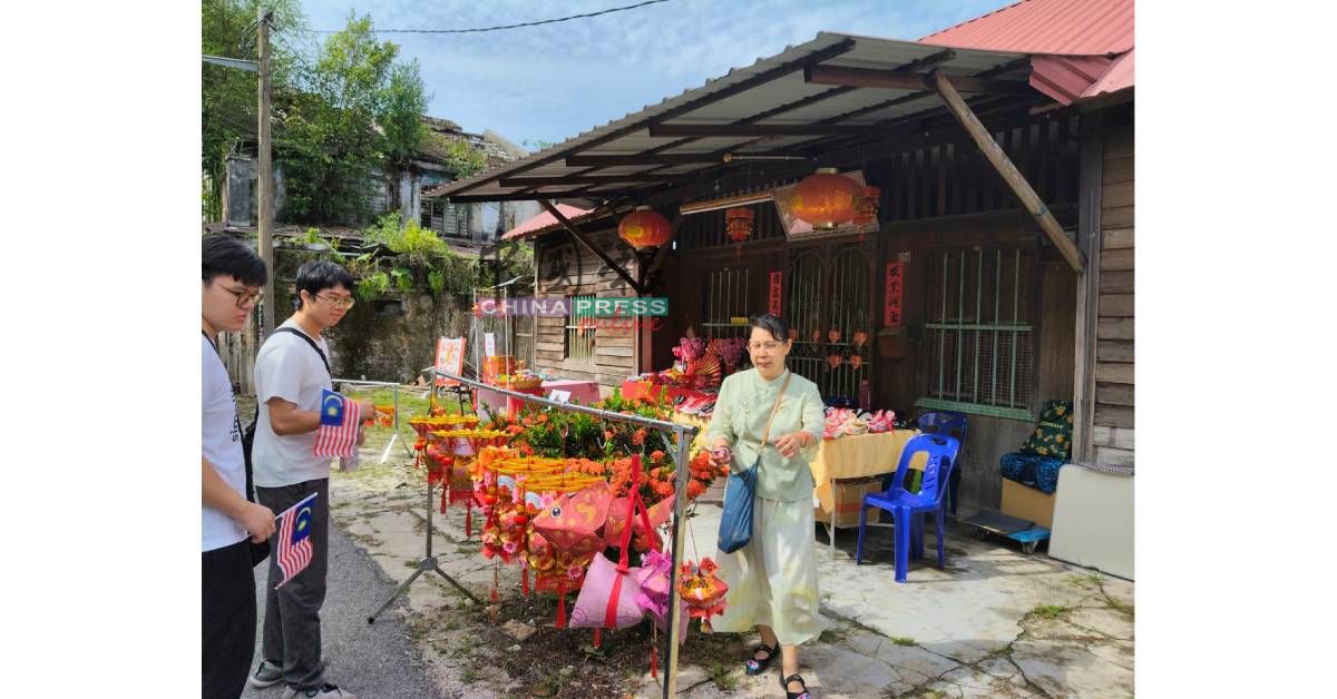 一些参展摊位，在百年老屋前展出传统红红的灯笼，吸引游客观赏。