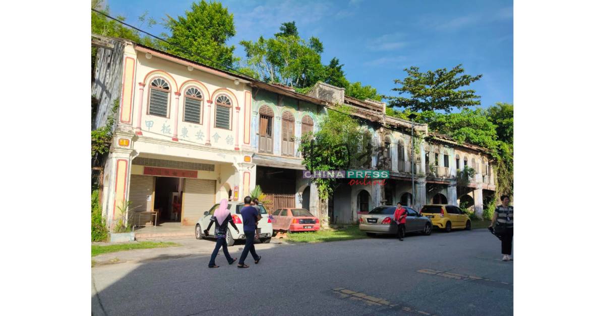 甲板老街旁的遗留下的百年建筑筑，吸引发烧友拍摄。