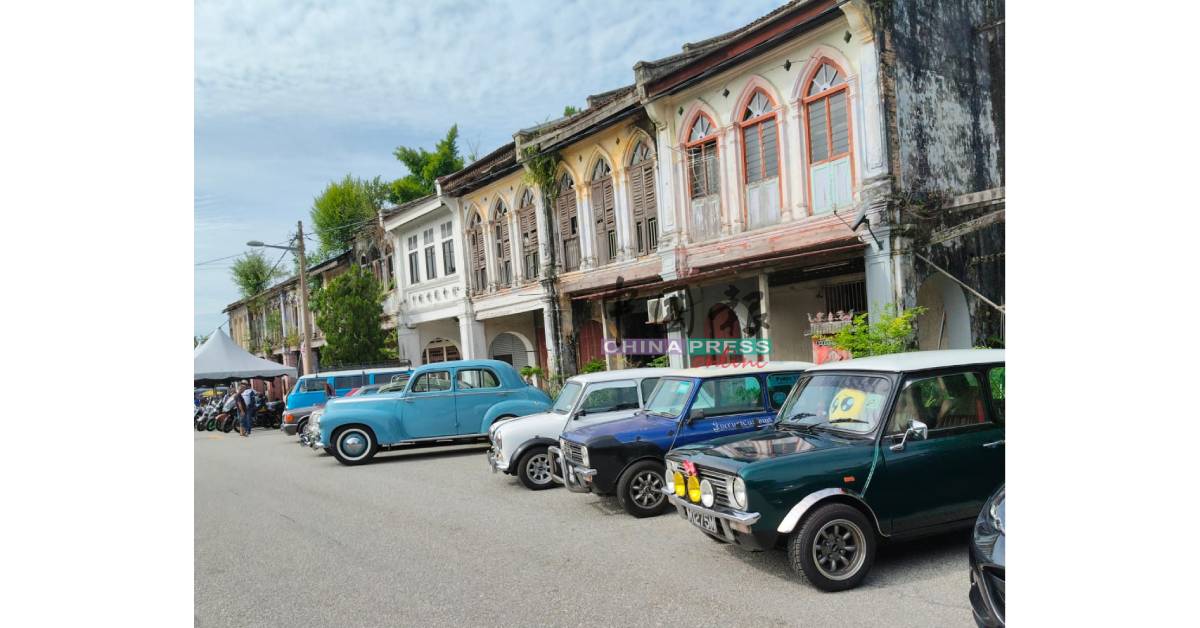 古董车在古老建筑屋前展出，相应成趣。
