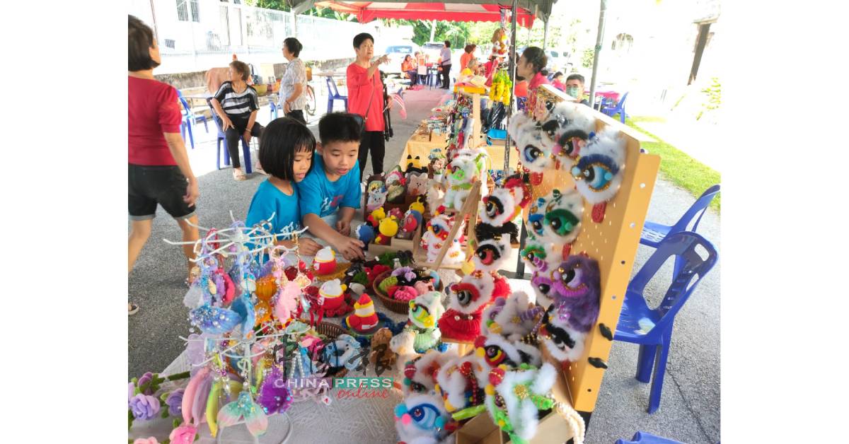 可爱别致的艺术品，吸引这小兄妹的目光。
