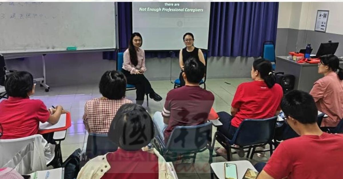 林慧娴（左）于介护课堂与学生分享大马照护现况。