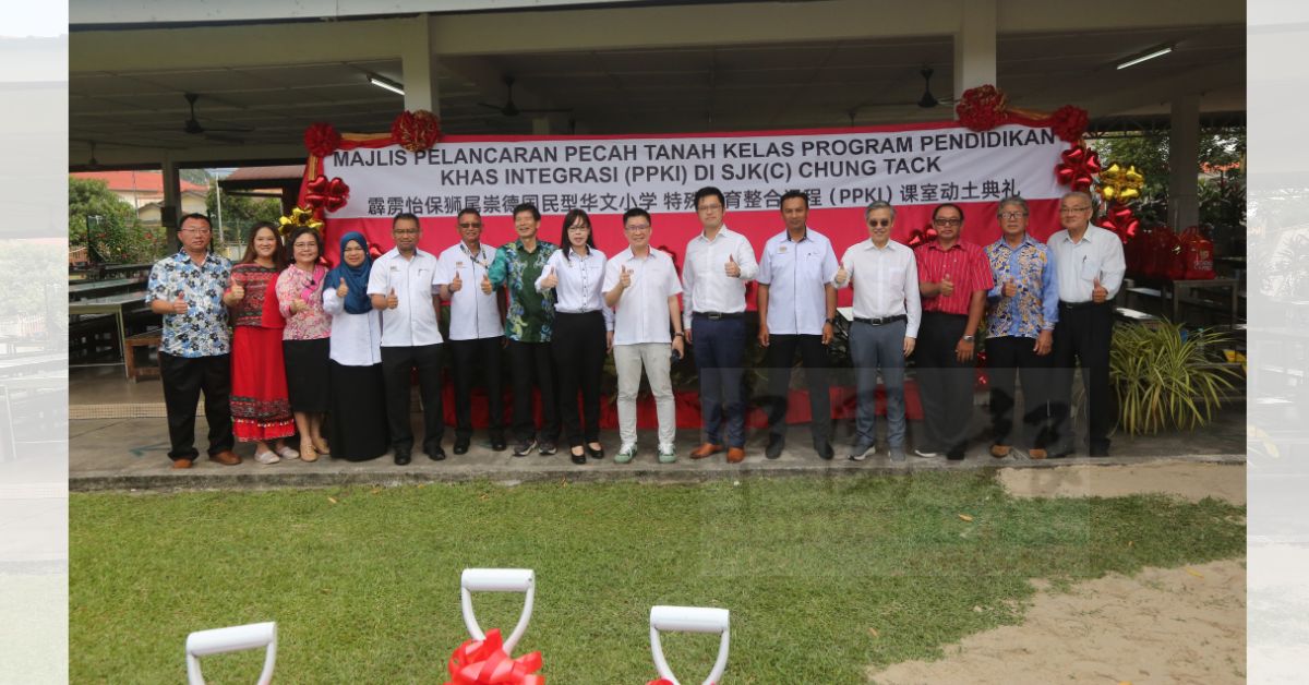 众嘉宾及崇德华小三机构成员在会上合影留念,右6起李存孝、黄家和、崔慈恩、吴被和;左3为谢桂琴。