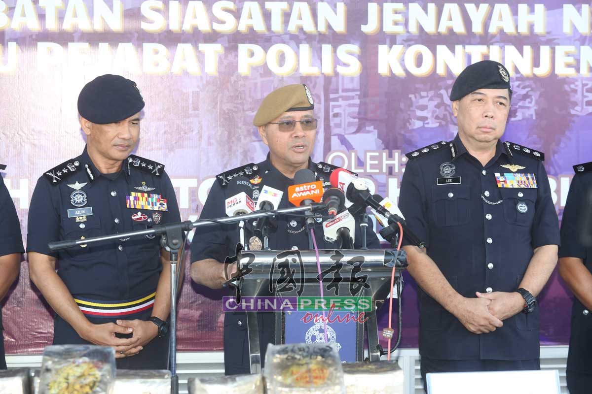 诺希山（中）在记者会上发言。左起为莫哈末阿兹林及李庆泉。