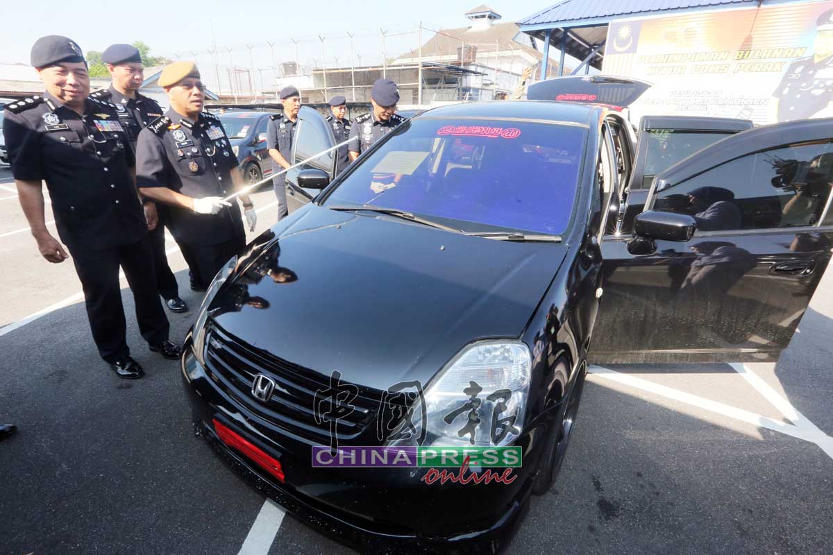 警方指出，该辆可疑轿车并不是失车，车主为一名女性，警方还在确认该名女子与嫌犯的关系。