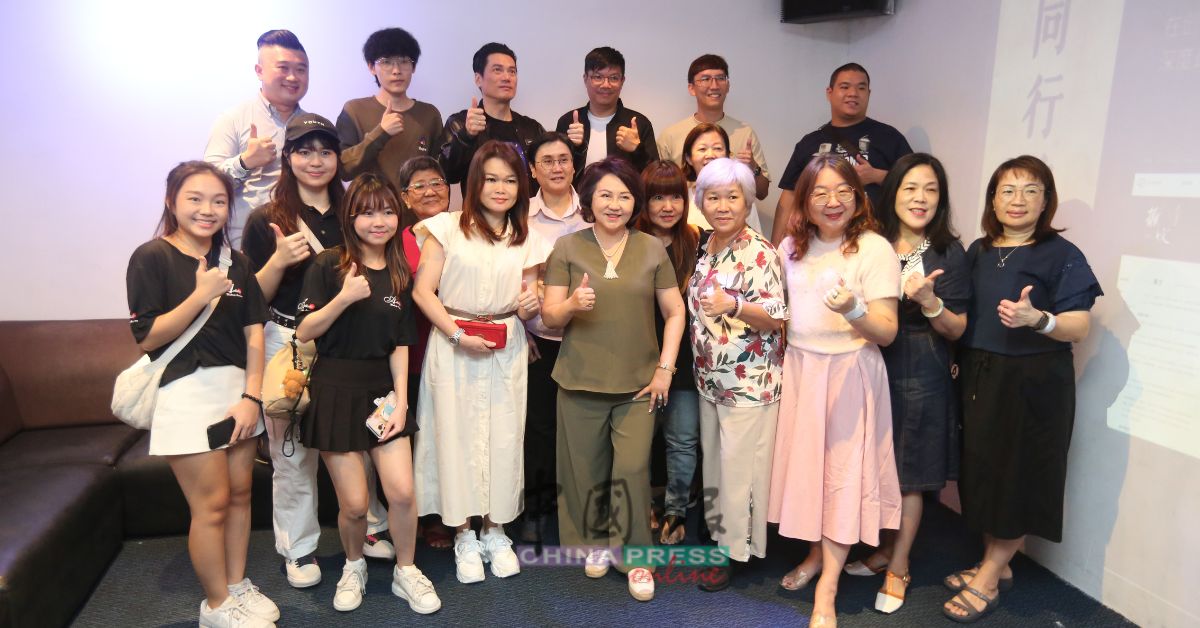 关德辉(后排左3)重返娘家怡保,为其首部执导电影《撕文》举办分享会后,与粉丝们合影。