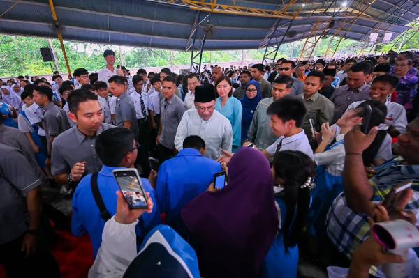 首相安华回到打扪选区获得选民热烈欢迎。