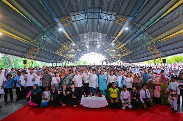 首相安华今年早前在培南华中礼堂分颁发教育金予2000名打扪国会选区学生，当时在当地造成轰动。