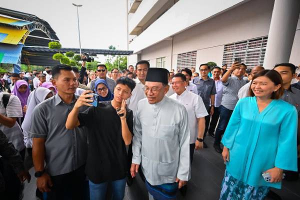 首相安华回到打扪选区获得选民热烈欢迎。