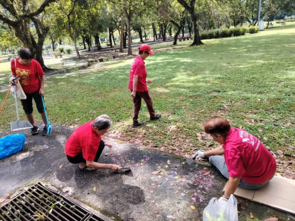 太平火箭妇女组成员到太平湖滑轮场，进行清理烛泪工作。