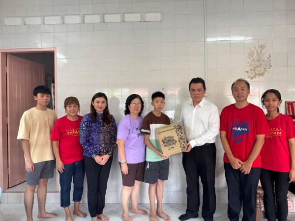 张哲敏（右3起）移交食物盒给蔡伟康及黄带娣，并由黄志慷（左起）、李宝兰、古海燕、黄益升及黎静怡陪同。