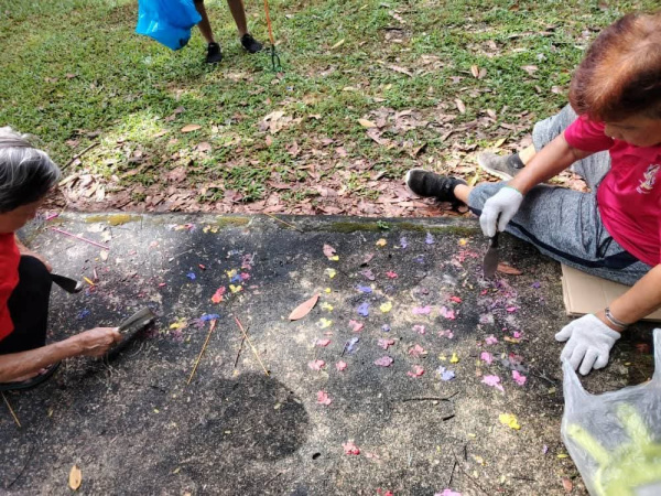 民众庆祝中秋节过后，留下满地滩滩的烛泪，必须花费功夫清除。