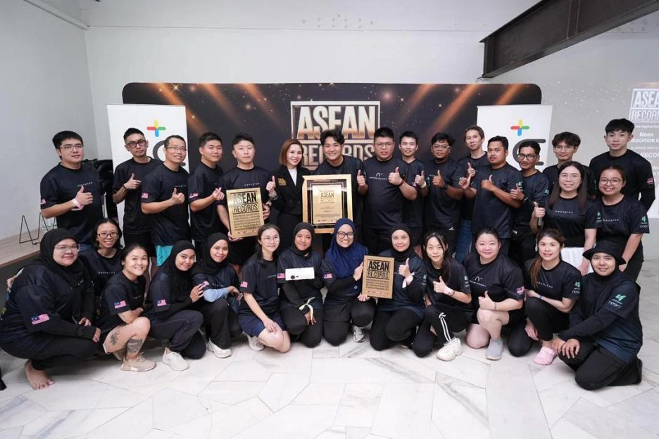 2025年5月，Neon+智能便携投影仪以单月销售额141万3000令吉创下东盟纪录 (ASEAN Records)！其集WPS无线投屏、专属充电宝与两年超长质保于一体的卓越设计，成为其赢得市场青睐的实力证。