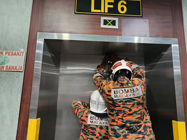 消拯员尝试打开电梯门。（取自网络）