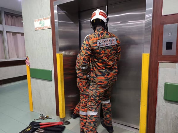 消拯员尝试打开电梯门。（取自网络）