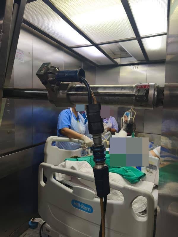 消拯员随即使用专用工具，包括充气气囊及液压扩张器等，成功打开电梯门，救出受困者。（取自网络）