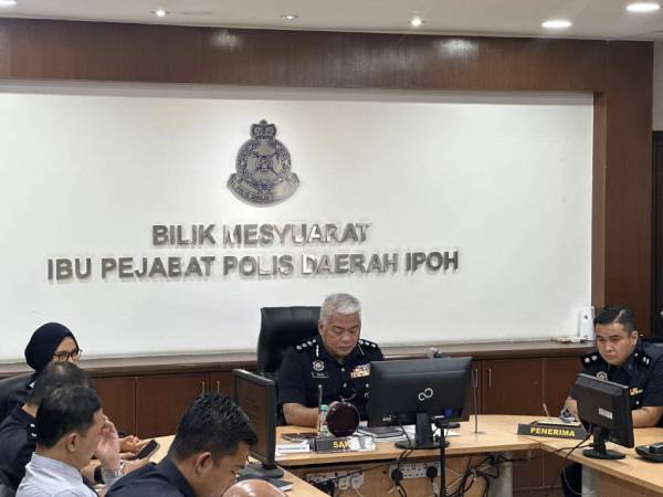 阿邦再纳阿比丁(中)主持新街场警局局长与怡保中央警局局长移交职权仪式。(怡保警区)