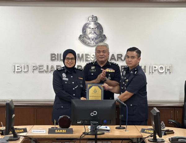 阿兹琳莎瓦妮(左起)在阿邦再纳阿比丁见证下,移交职权给莫哈末祖哈菲兹。