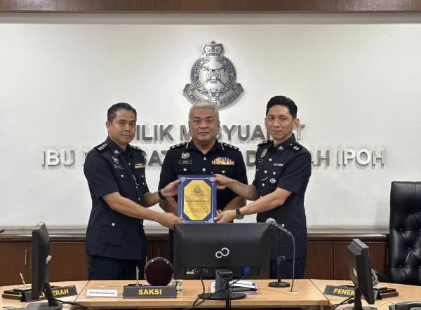 诺法兹里(左起)在阿邦再纳阿比丁见证下,移交职权给莫哈末法菲奇。