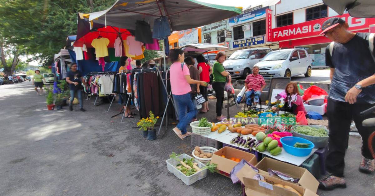 在第一花园第11路大树下摆摊的小贩摊已有多年历史,而且已成为当地特色,唯如今基于有人投诉阻街,而被初步建议迁至附近停车场。