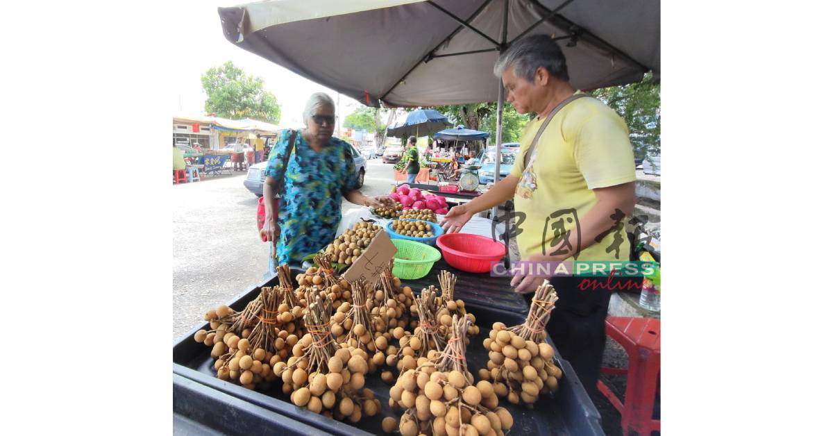 路边摆摊的小贩,主要是靠路人的生意。