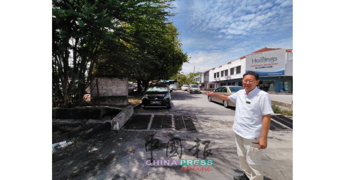 邓精伟:市政厅初步建议将安置非法小贩到第一花园小食中心停车场继续营业,届时也将让小贩合法营业。