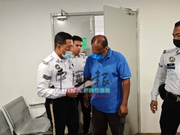 被告R威克尼斯瓦兰(左3)被控疏忽驾驶时认罪,被判罚款8000令吉。