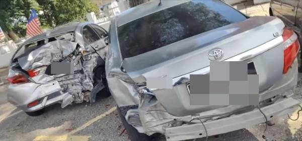 怡保火车站与大马邮政局公司前面的泊车位处,日前发生多车无辜遭撞毁的交通事故。(视频截图)