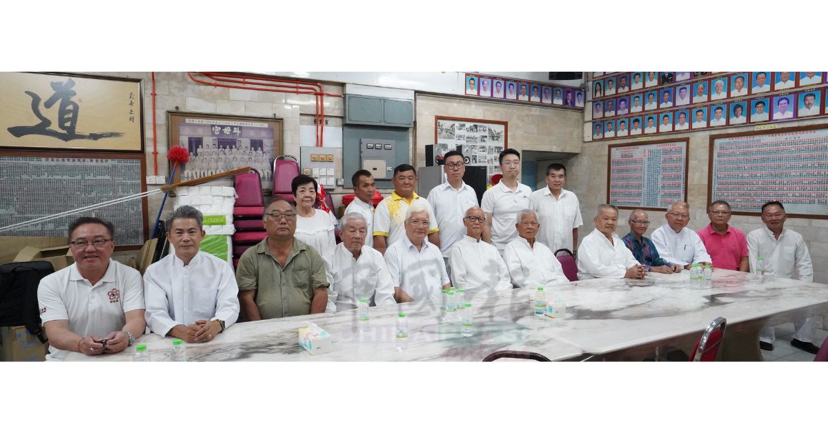 陈孟利（左6）联同伍添福（右4）及理事公布2025乙巳年九皇大帝千秋宝旦庆典详情；右起为辛纶皓、李柏钊、黄燕福、陈禗峻（左起）、黄健和、林贤登、郑国权、张文鼎；右5起为朱允楠、余伟财、陈铳鍏（后右起）、陈恒光、陈治壕、洗民有、张汉威及陈美缃。
