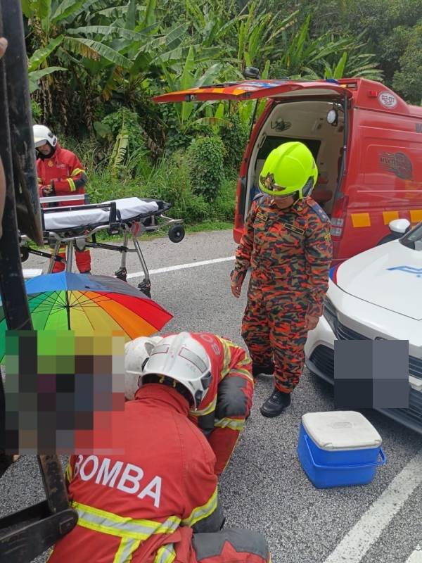 消拯员移出伤者后，由紧急医药援救服务”救护车送院治疗。（霹消拯局）